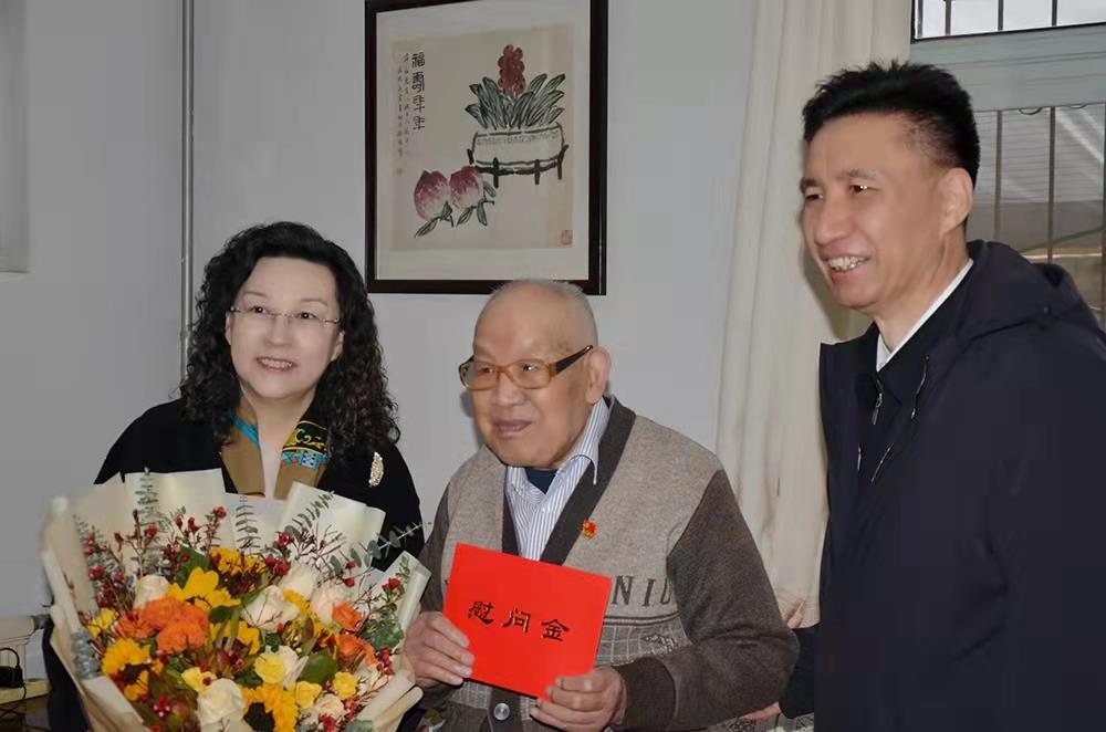 濟(jì)南產(chǎn)發(fā)集團(tuán)黨委副書記、總經(jīng)理黃蓓走訪慰問離休老干部、老黨員